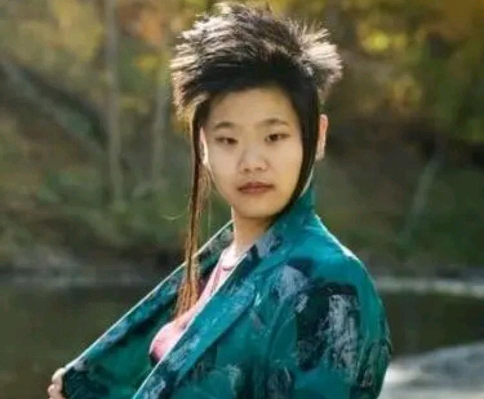 毕福剑女儿毕凌大胆尝试个性造型，曾是《星光大道》台柱的毕福剑现状如何？