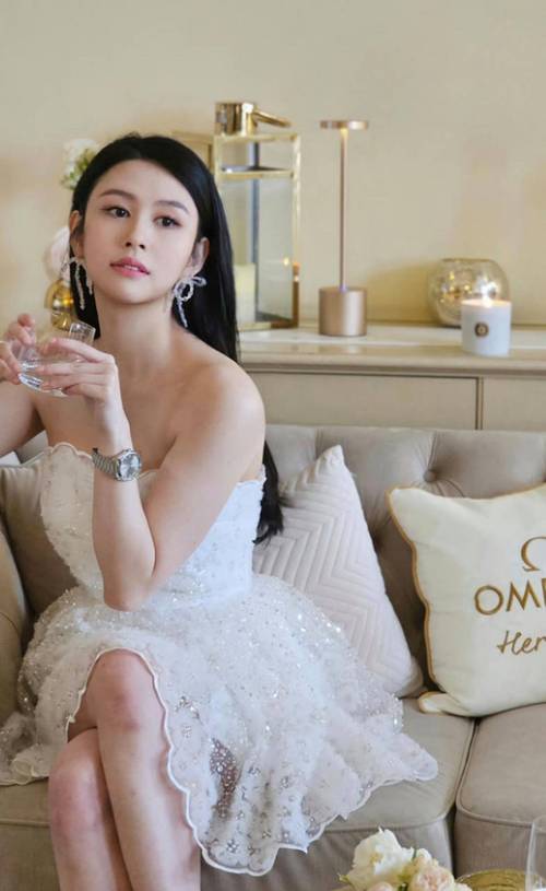 邱淑贞三女各展风采：沈月沈日时尚赛车双响炮