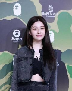 邱淑贞三女儿风采各异：沈月时尚耀眼，沈日低调有魅力