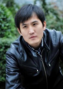 赵丽颖弟弟赵建飞家庭背景揭秘：工作之谜与复出关注
