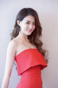 闫盼盼性感写真走红，网络女神魅力引热议