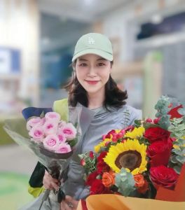 四川校花王柳雯：清新街拍走红，百万粉丝见证青春蜕变