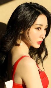 伴娘柳岩：争议中成长，演艺巅峰女性力量
