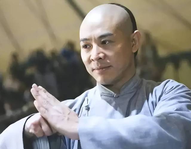 李连杰北京古玩展合影引热议：功夫皇帝的岁月印记