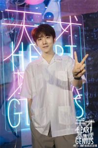 白敬亭张新成关系 友情与演技，悬疑剧中的双星闪耀