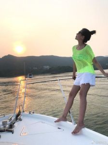 陈敏之泳装照辣妈风采，转型直播带货两不误