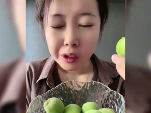 主播挑战吃粑粑引热议 老八转型食物吃播引关注