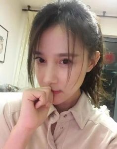 伊芙蕾雅的感情史 从电竞明星到作家妻子的爱情传奇