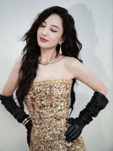 郑希怡携女生活美满，承诺未来合作，公众对她的教育方式看法不一