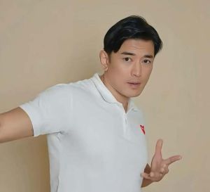黄长兴跳舞引热议，风格突变被指油腻博眼球