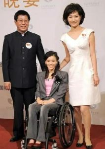 李梓萌老公，央视李梓萌崔志刚合照引猜测，二人均专注事业单身