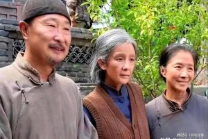 《生万物》庆功宴 杨幂新包亮眼，林永健与迟蓬温馨合影