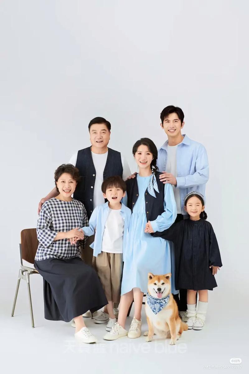 狗狗把一家人谁当主人，狗狗认主靠陪伴，最黏谁你就成了主心骨
