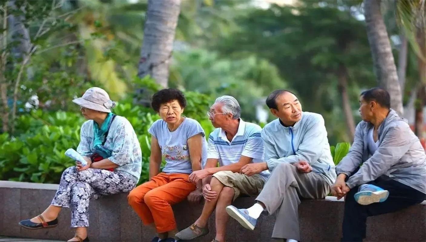 老年人观鸟活动图片，退休大爷大妈爱上观鸟，公园景区成热门打卡地