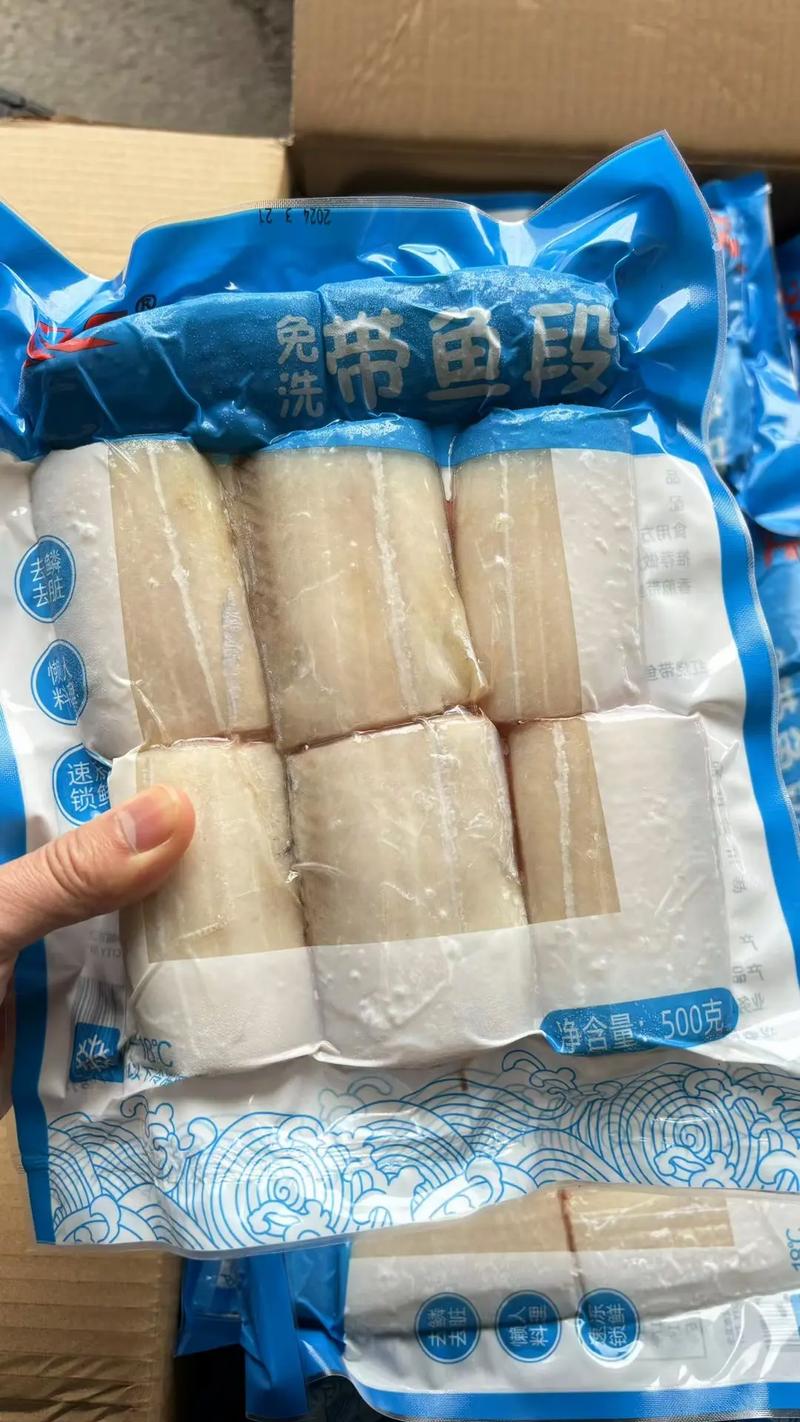 清洗带鱼，去头热烫去腥，保银脂撕黑膜